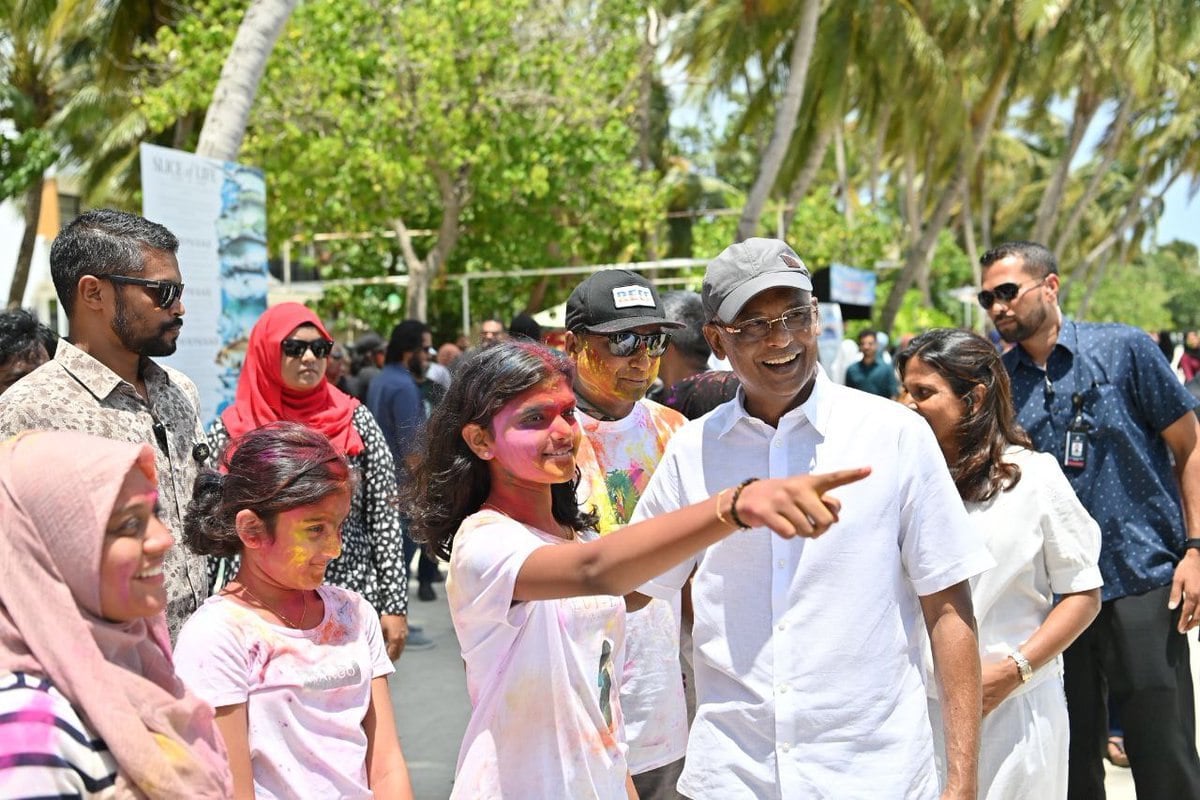 ޢީދުގެ ޙަރަކާތްތައް ބައްލަވާލެއްވުމަށް ރައީސްގެ ދެކަނބަލުން މާފުއްޓަށް ވަޑައިގެންފި