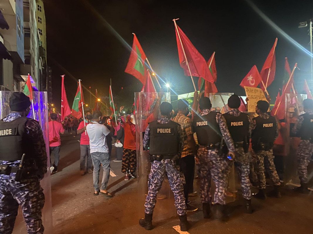 އިދިކޮޅު މުޒާހަރާއިން ދެ ގާނޫނީ ވަކީލަކާއި އިތުރު ބަޔަކު ހައްޔަރުކޮށްފި