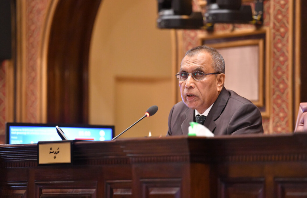 އަފީފަަށް އައި ކުއްލި ފޯނު ކޯލް; "އާދެ ނިންމާލަނީ، ނިންމާލަނީ"