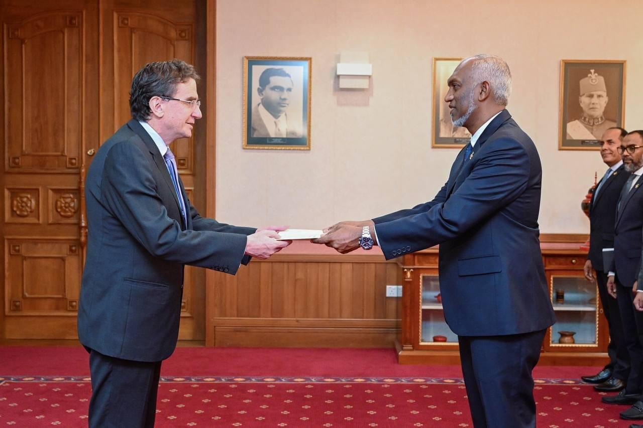 4 ގައުމެެއްގެ ސަފީރުން އެބޭފުޅުންގެ ސަފީރުކަމުގެ ފަތްކޮޅު ރައީސަށް އަރުވައިފި