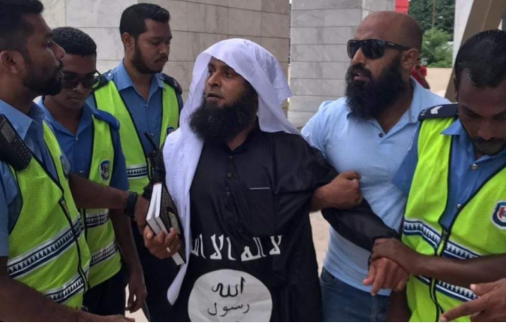 ނަފްސާނީ ބަލި މީހެއްކަމަށް ބުނެ މިންބަރަށް އަރާ އަޑުގަދަ ކުރި މީހާ ދޫކޮށްލައިފި