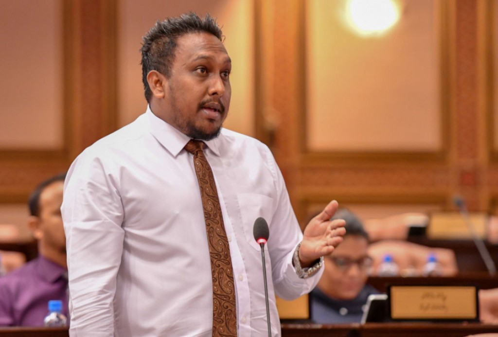 ބޭއަދަބީ ބަހުން ވާހަކަދެއްކި މައްސަލައިގައި މޮސްޓާއަށް ފިޔަވަޅު އަޅައިފި