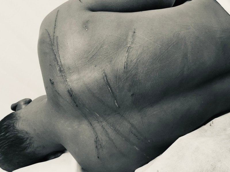 ސިފައިންގެ މީހަކު ރަހީނުކޮށް، އަނިޔާ ކުރުމަށްފަހު މަގުމައްޗަށް އެއްލާލައިފި