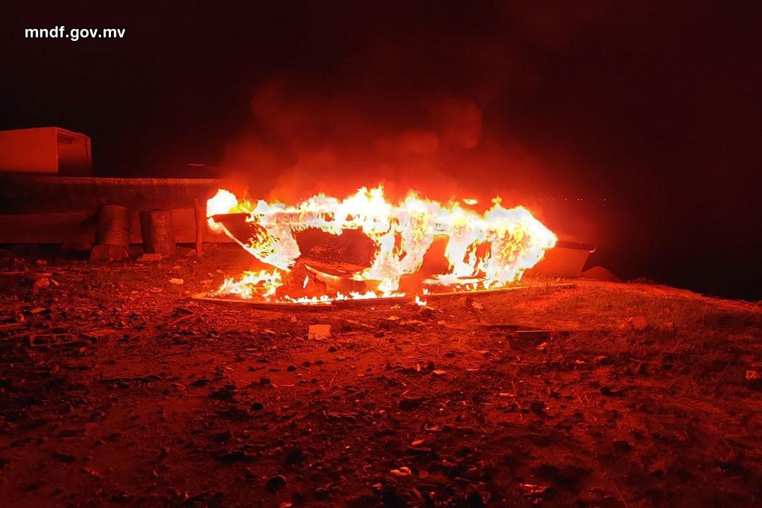 ނައިފަރުގައި އެހެލާފައި އޮތް ޑިންގީއެއްގައި އަލިފާން ރޯވެއްޖެ