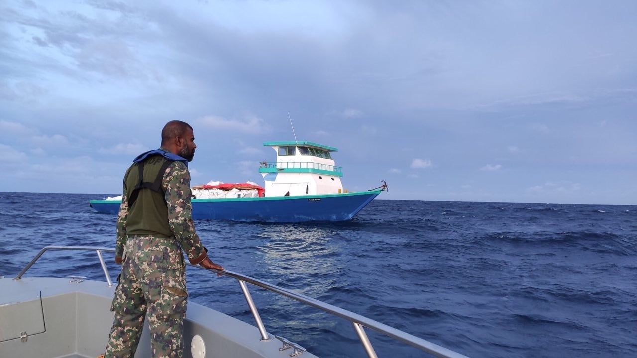 ހަތަރު ދިވެހިން ތިބި ދޯންޏެއް ދިޔަވެ އަޑިއަށް ދަނީ