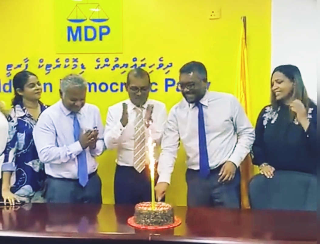 އިންތިހާބަށްފަހު ފައްޔާޟާއި ރައީސް ނަޝީދު ފުރަތަމަވެސް ފަޅާލީ ކޭކެއް!