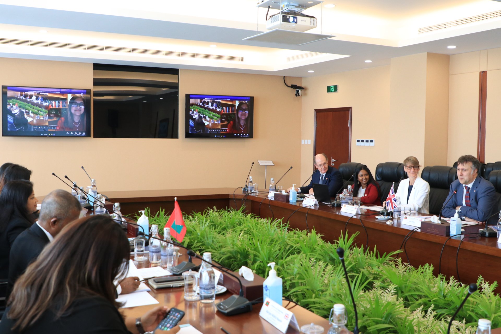 ރާއްޖެއާއި އިނގިރޭސިވިލާތާއި ދެމެދު ވޯކިން ގްރޫޕްތަކެއް ހެދުމަށް ނިންމައިފި