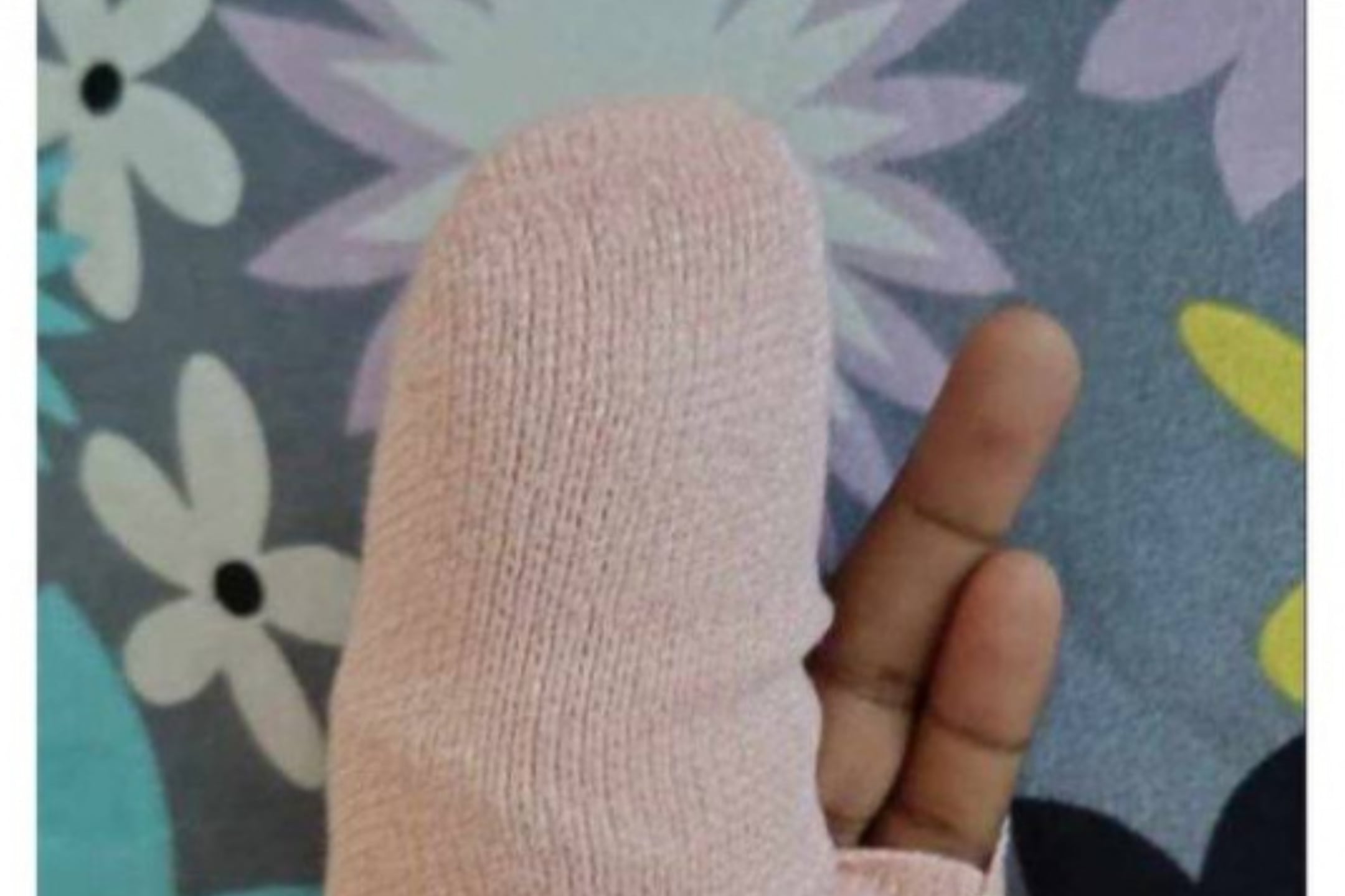 ދަރިވަރެއްގެ އިނގިލި އަނބުރާލާ ހުޅުން ނައްޓުވާލި ޓީޗަރު ހައްޔަރުކޮށްފި