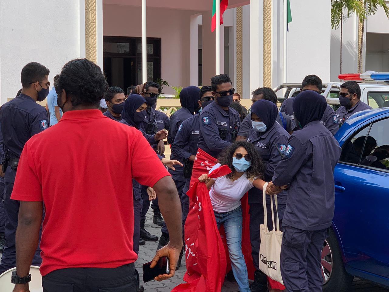މުޒާހަރާ ރޫޅާލުމުގައި ފުލުހުން އިންސާނީ ކަރާމާތަށް އަރައިގަތްކަމަށް ބުނެ ޑރ. ޝަހީދުގެ ނުރުހުން