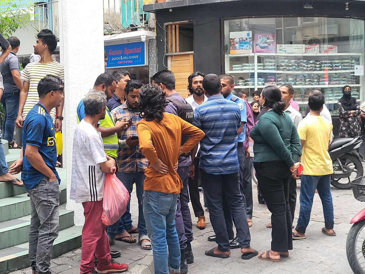 މިސްކިތަށްދާ ކުޑަކުއްޖަކަށް ޖިންސީގޯނާކުރާ ބިދޭސީއަކު ހައްޔަރުކޮށްފި