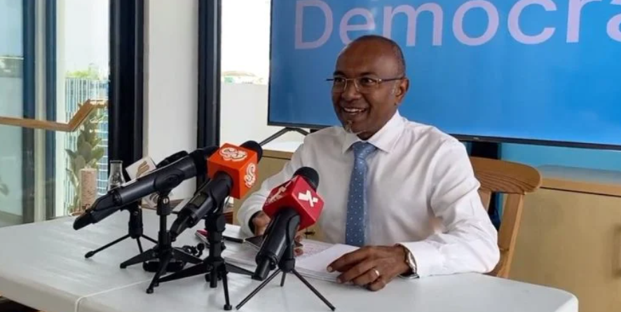 ޑިމޮކްރެޓްސްއިން ބުނީ ސަރުކާރުން ލާމަރުކަޒީ ނިޒާމުގެ ބާރު ކަނޑުވާލައިފައިވާ ކަމަށް