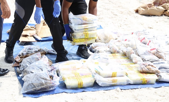 ކަނޑު އަޑީގައި ފޮރުވާފައި ހުރި ގިނައަދަދެެއްގެ މަސްތުވާތަކެތި ފުލުހުން ހޯދައިފި