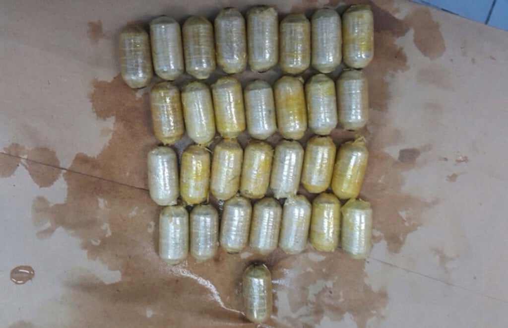 240 ބްލެޓް ޑްރަގް އެތެރެކުރި މީހުންގެ ބަންދަށް ހަތް ދުވަސް