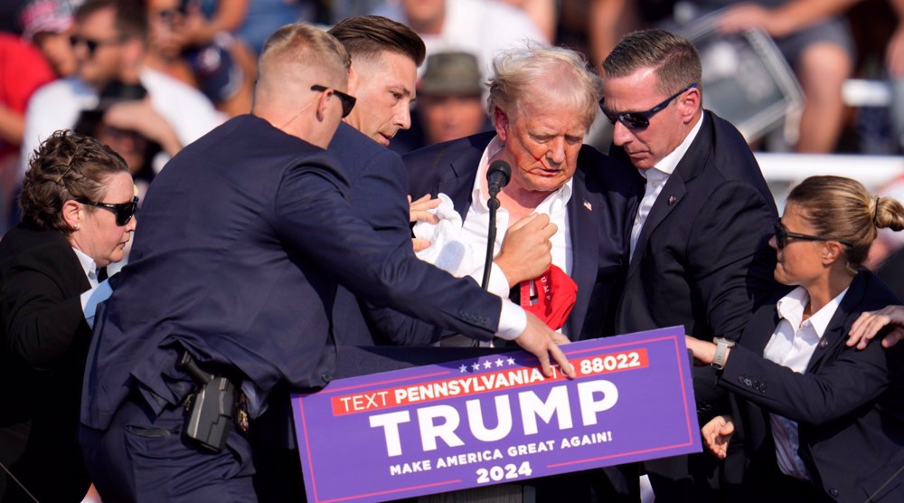 ރެލީއެއްގެ ތެރެއިން ޓްރަމްޕް އަވަހާރަކޮށްލަން ބަޑިން ހަމަލާދީ ޒަހަމްކޮށްލައިފި