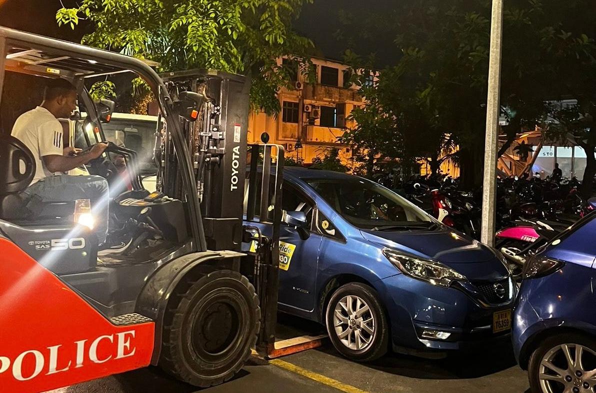 ގަވާއިދާ ހިލާފަށް މާލޭގެ ބޮޑެތި މަގުތަކުގައި ޕާކްކޮށްފައިހުރި އުޅަނދުތައް ނަގަނީ