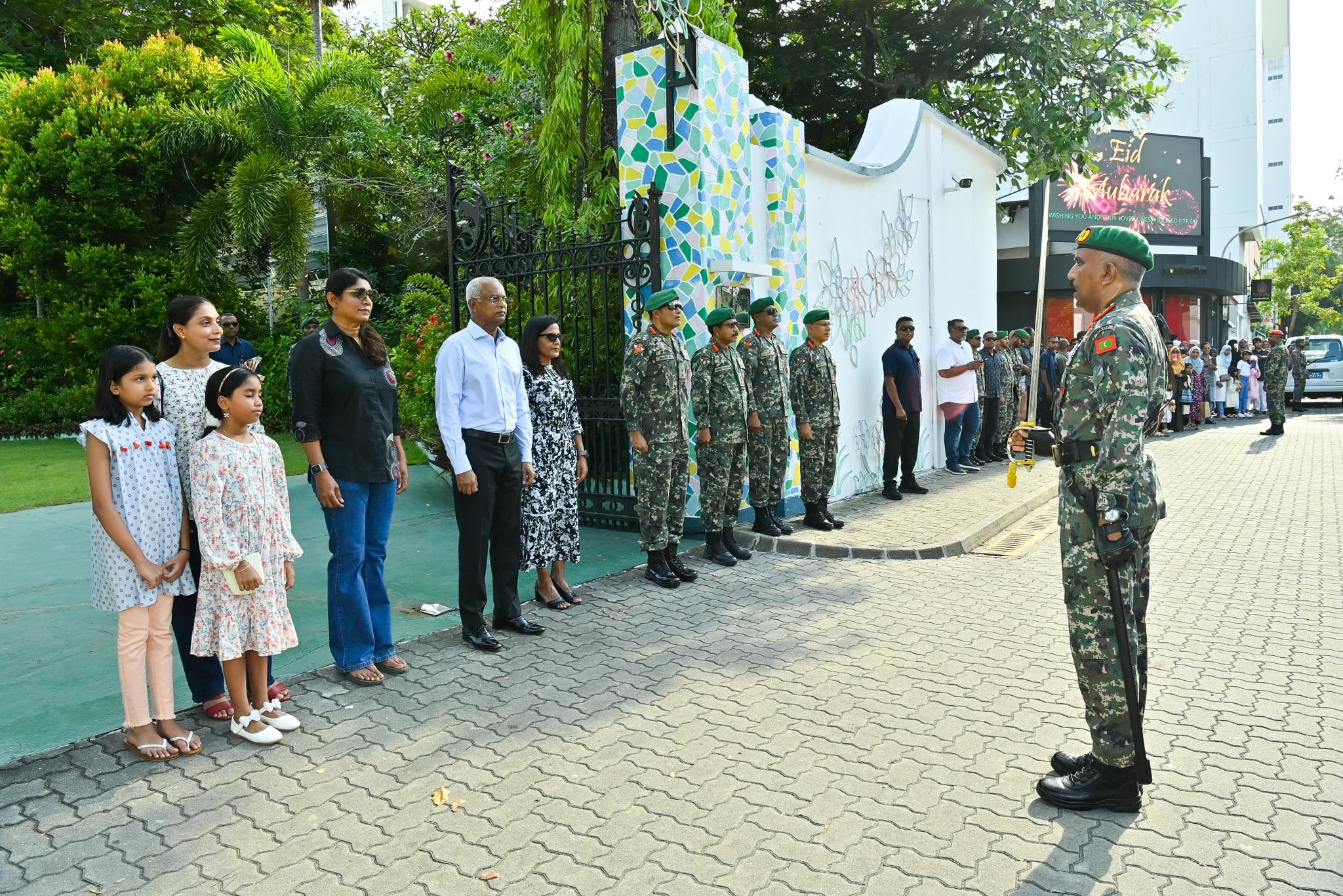 އެމްއެންޑީއެފްގެ ޝަރަފުގެ ހިނގާލުން ބަލާލުމަށް ގިނަ ބަޔަކު މަގުތަކަށް