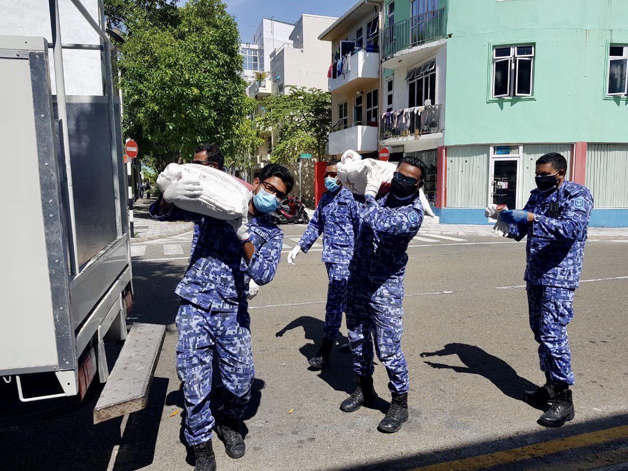 އެމްޑީޕީގެ މެންބަރުން ފުލުހުން ސިފަކުރީ އަނިޔާވެރި "ކުއްތާ" ތަކެއްގެ ގޮތުގައި؛ ދިފާޢުގައި ރޮޒައިނާ