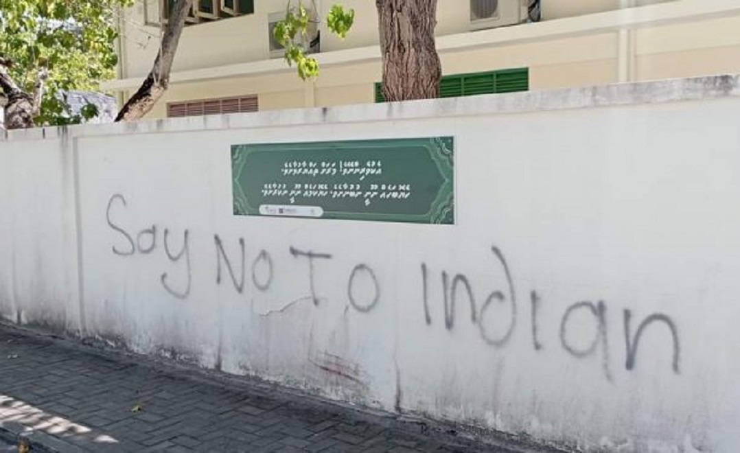 ފޭދޫ ޕްރީ ސްކޫލްގައި "އިންޑިއާ އައުޓް" ޖެހުމުން ދެޒުވާނަކު ހައްޔަރަށް