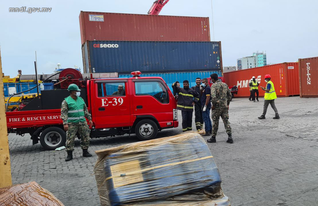 އެމްޕީއެލް ސަރަހައްދުގައިހުރި ކޮންޓޭނަރަކުން ކެމިކަލް ލީކުވަނީ