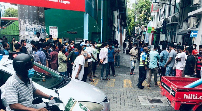 އޮލިމްޕަސް ކުރިމަތީގައި ބިދޭސީން މުޒާހަރާ ކުރަނީ