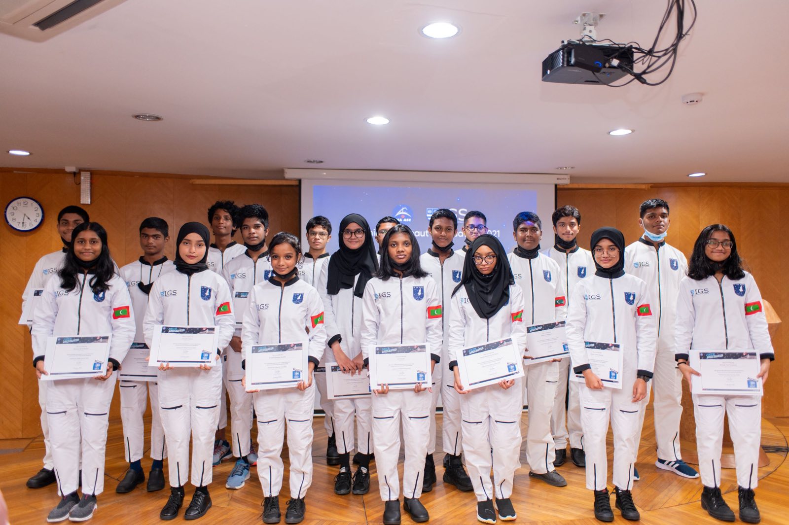 ދިވެހި ދަރިވަރުންތަކެއް ފުރަތަމަ ފަހަރަށް އެސްޓްރޮނޯޓް ޕްރޮގްރާމެއް ފުރިހަމަކޮށްފި