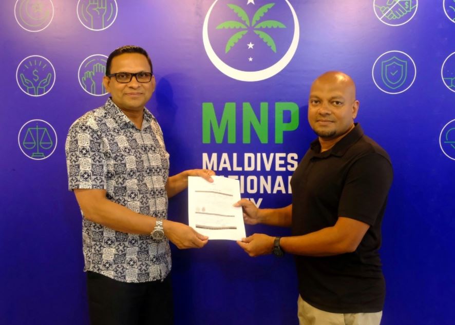 ރޮޒައިނާގެ ބޭބެ ޔާމީން އާދަމް އެމްއެންޕީއާ ގުޅިވަޑައިގެންފި