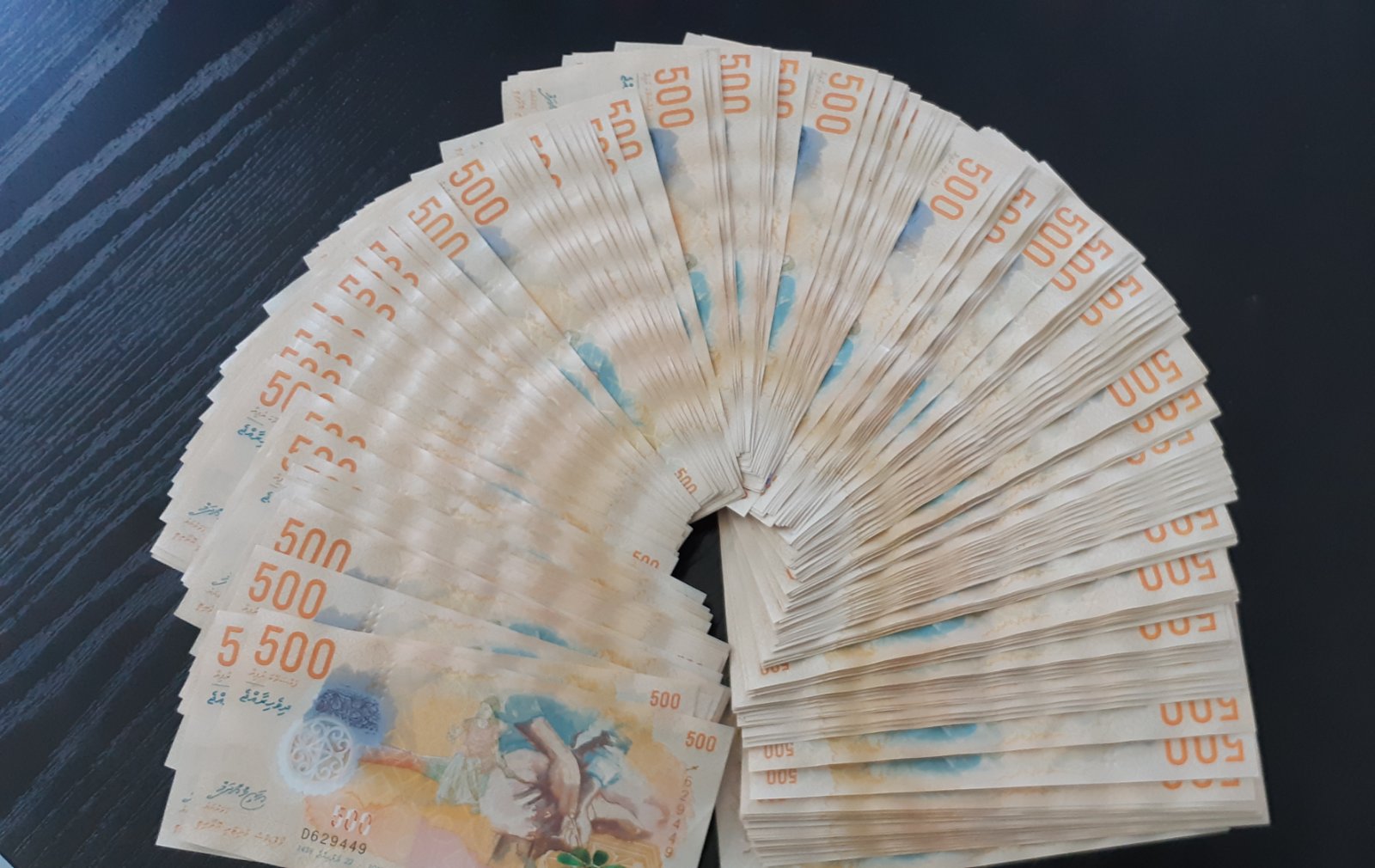 މީ ނަމޫނާ ތެދުވެރި ބިދޭސީ އެއް؛ މަގުމަތިން ހޮވި 100000 ރުފިޔާ ހަވާލުކުރީ ފުލުހުންނާ