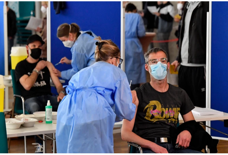 ޖަރުމަނުގައި ކޯވިޑް ވެކްސިންގެ ދެވަނަ ޑޯޒު އެހެން ބްރޭންޑަކުން ޖަހަން އަންގައިފި