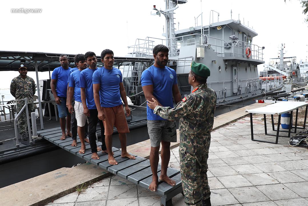 ސަވާރީ ދޯނީގެ މީހުން 9 ގަޑިއިރު ކަނޑުވެފައި ތިބި؛ އެންމެންގެ ހާލު ރަނގަޅު