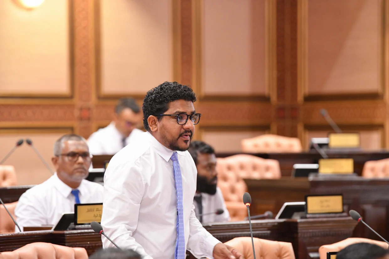 ޓޫރިޒަމް ދާއިރާގެ މުވައްޒަފުން ތުނބުޅި ބެހެއްޓޭ ގޮތަށް ހަދަން ގޮވާލައި ގަރާރެއް