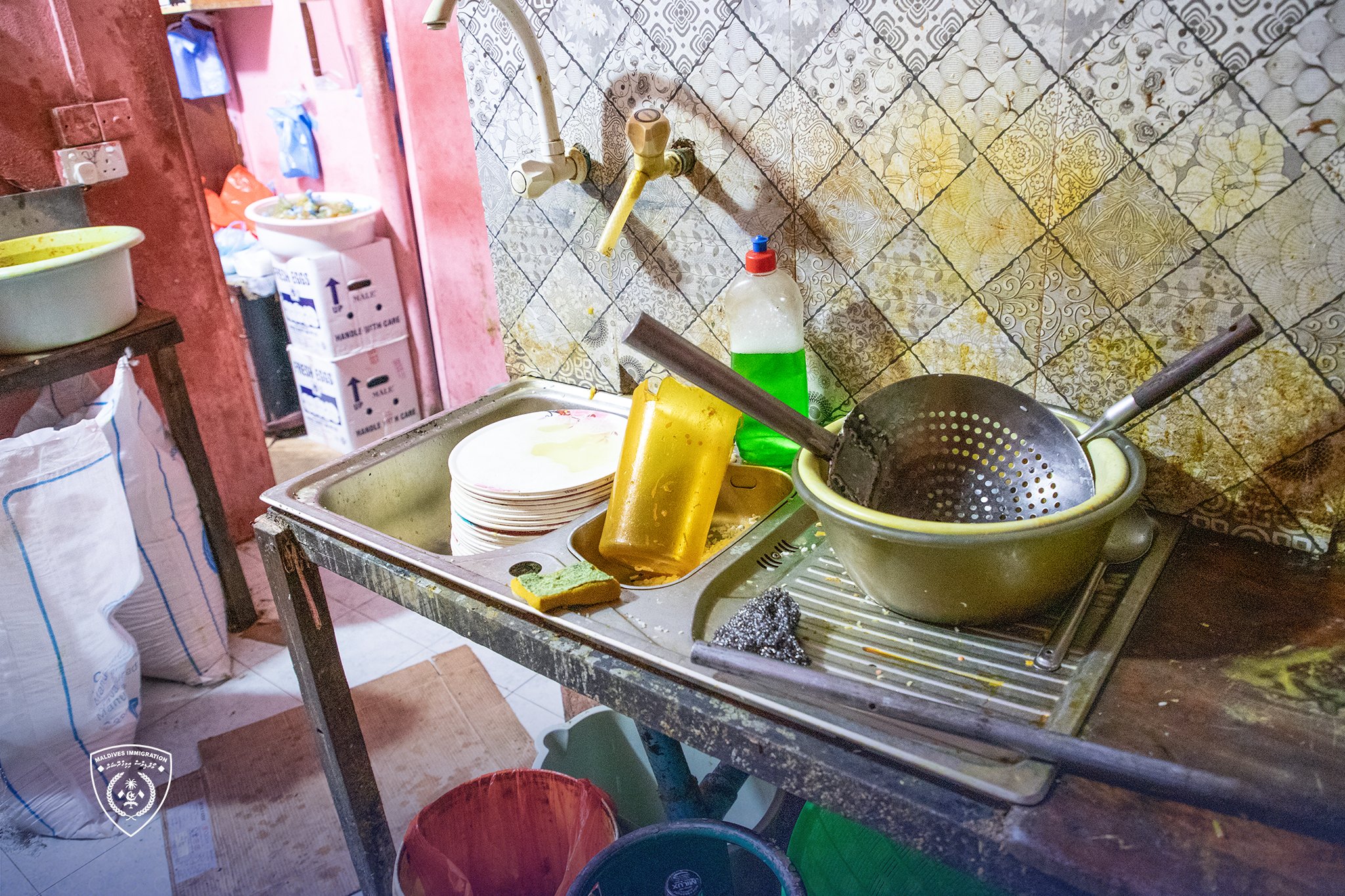 ސާފުތާހިރުކަމެއް ނެތި ކާބޯތަކެތި ތައްޔާރު ކުރަމުންދިޔަ 15 ބިދޭސީން އަތުލައިގެންފި