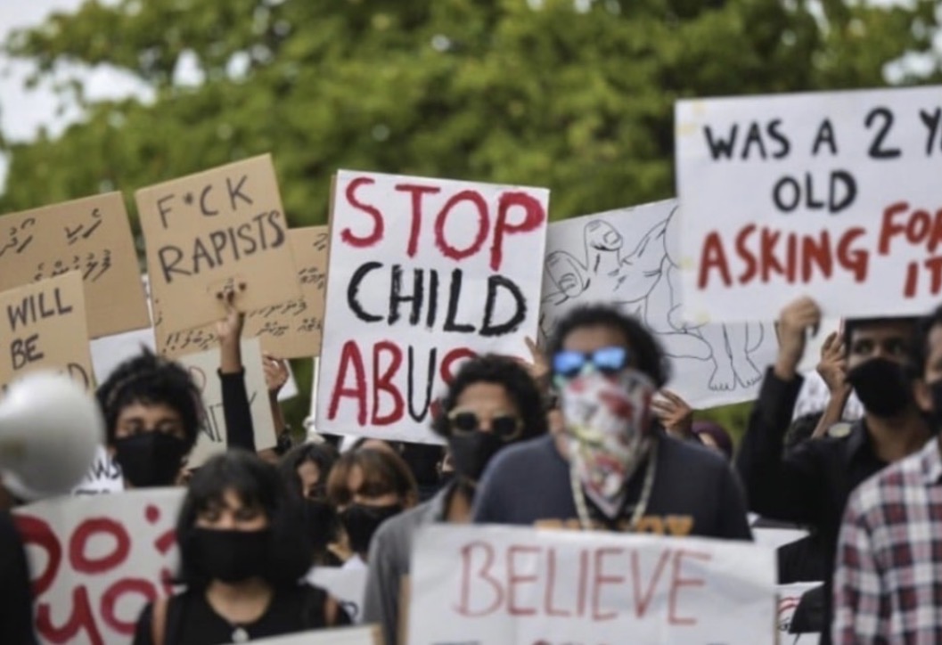 ދަރިވަރުންތަކަކަށް ޖިންސީ ގޯނާ ކުރިކަމުގެ ތުހުމަތުގައި ޓީޗަރަށް 5 ދައުވާއެއް ކުރަނީ