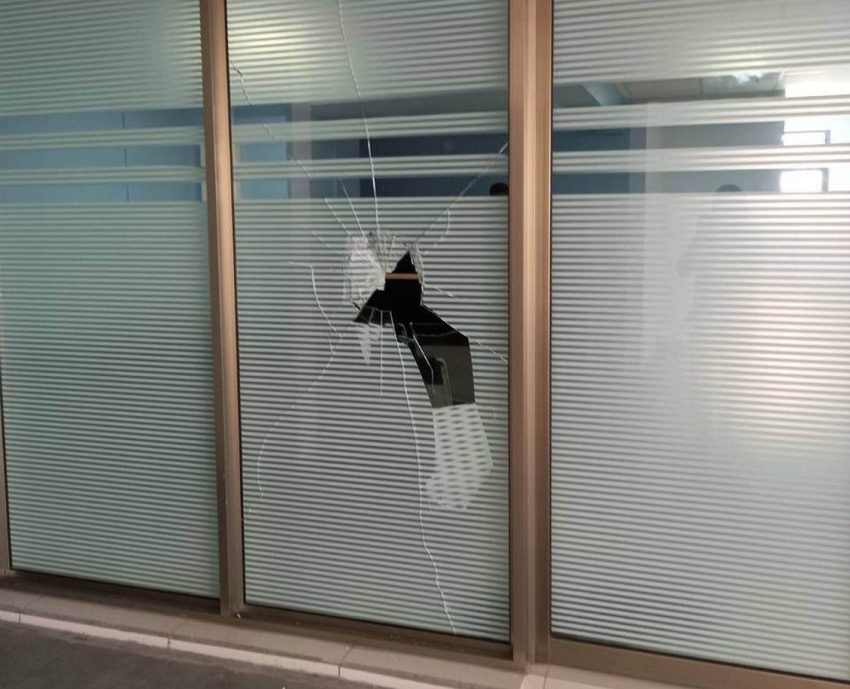 ފޭސް ދޭއްގެ ޕޮލިސް ސްޓޭޝަނުގެ ބިއްލޫރިގަނޑު ތަޅާލިމީހާ ހައްޔަރުކޮށްފި