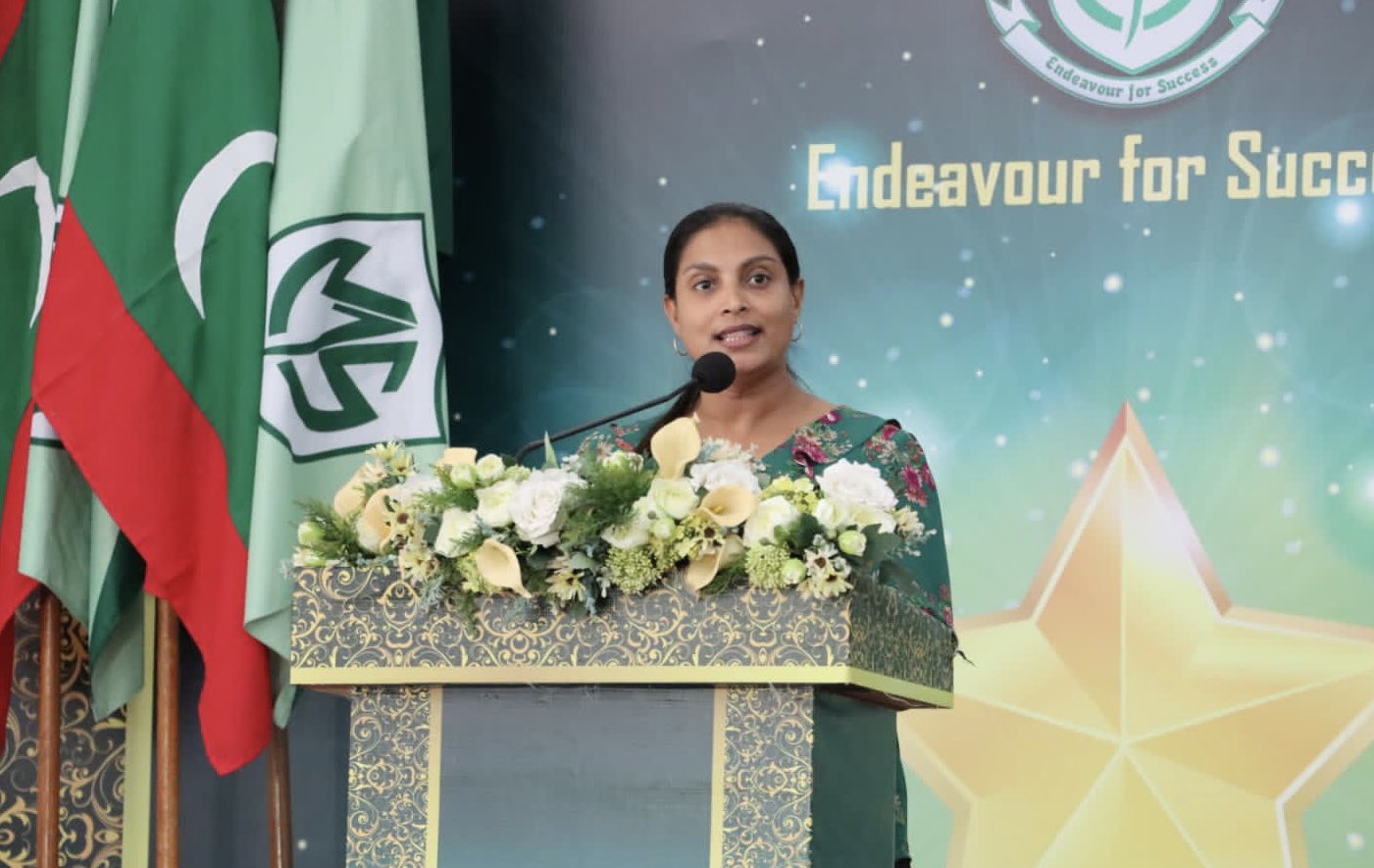 ޑިގްރީ ހެދި ޓީޗަރުންގެ ރޭންކް މަތިކުރަނީ