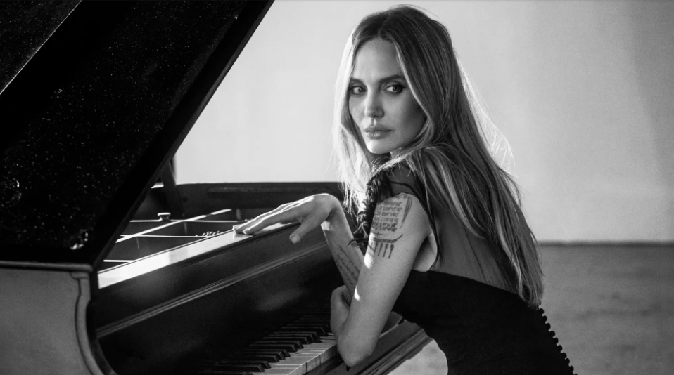 ލަވަކިޔުން ހުއްޓާލީ ކުރީގެ ލޯބިވެރިޔަކު ފާޑުކިޔިމުން ކަމަށް އެންޖެލީނާ ޖޯލީ ބުނެފި