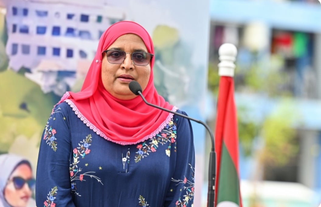 ހުވާ ނުކުރާކަމަށް ބުނި ފުލުސްމީހާގެ މައްޗަށް މަކަރާއި ހީލަތުގެ ދައުވާ އުފުލަންޖެހޭ: އާޒިމާ