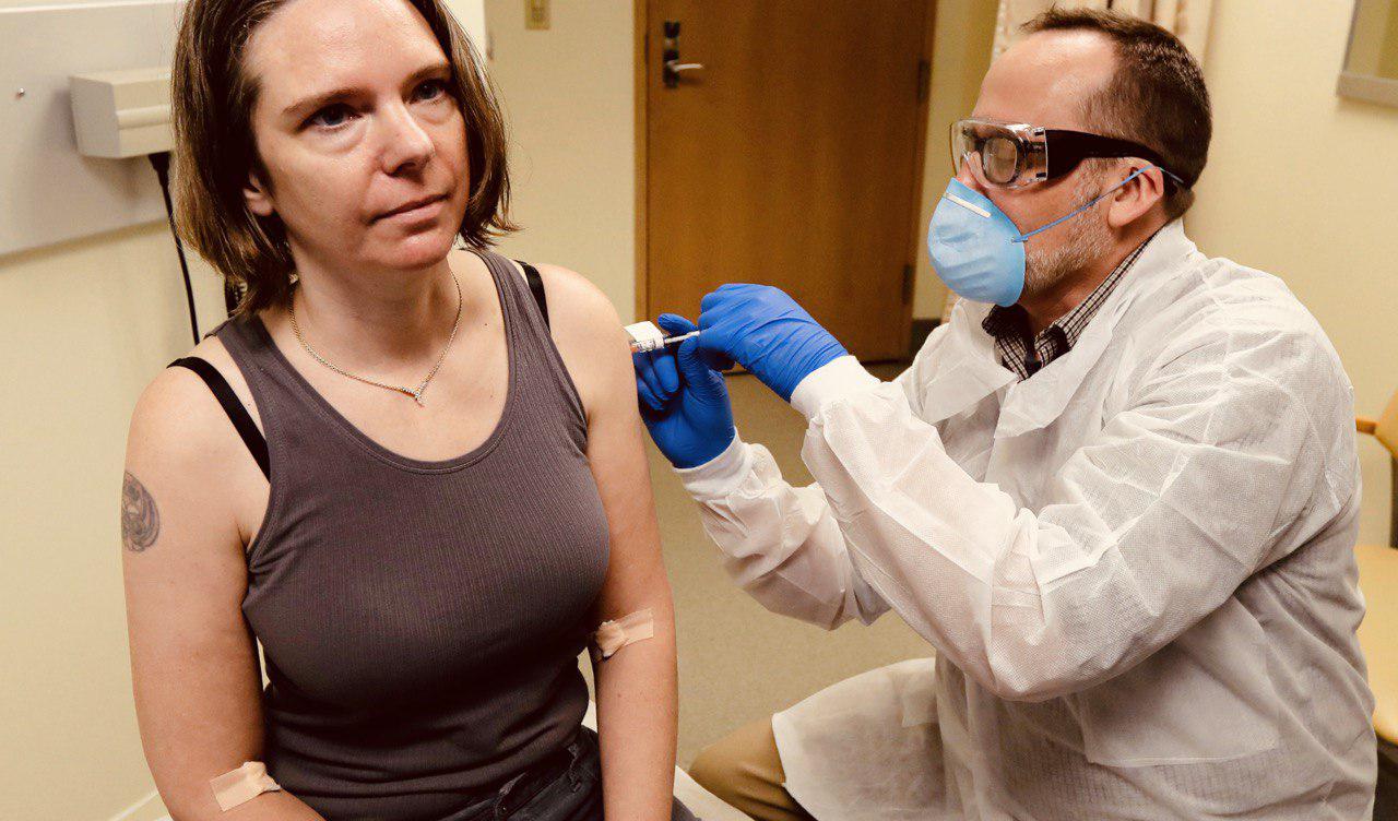 އެމެރިކާގައި ކޯވިޑް-19 އަށް ޕޮޒިޓިވްވީ މީހުންގެ އަދަދު ސަތޭކަ ހާހުން މައްޗަށް