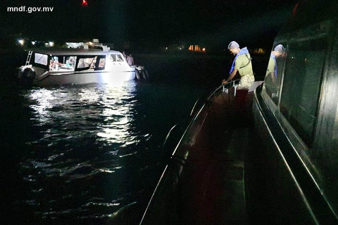 އެރިޔަދޫ ރިސޯޓު ކައިރިން އިންޖީނު ހުއްޓުނު ލޯންޗެއްގައި ތިބި މީހުން ސަލާމަތްކޮށްފި