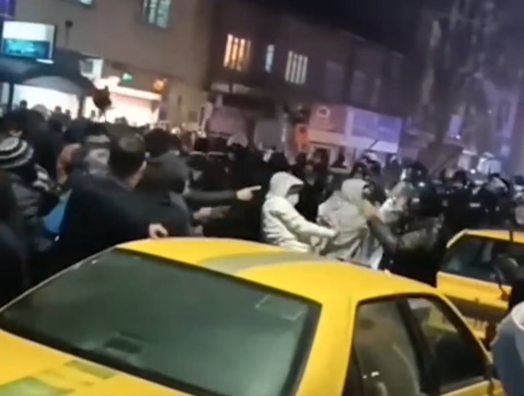 އީރާނުގެ ސަލާމަތީ ބާރުތަކާއި މުޒާހަރާގެ ބައިވެރިންނާ ދެމެދު ވަރުގަދަ ކުރިމަތިލުންތަކެއް