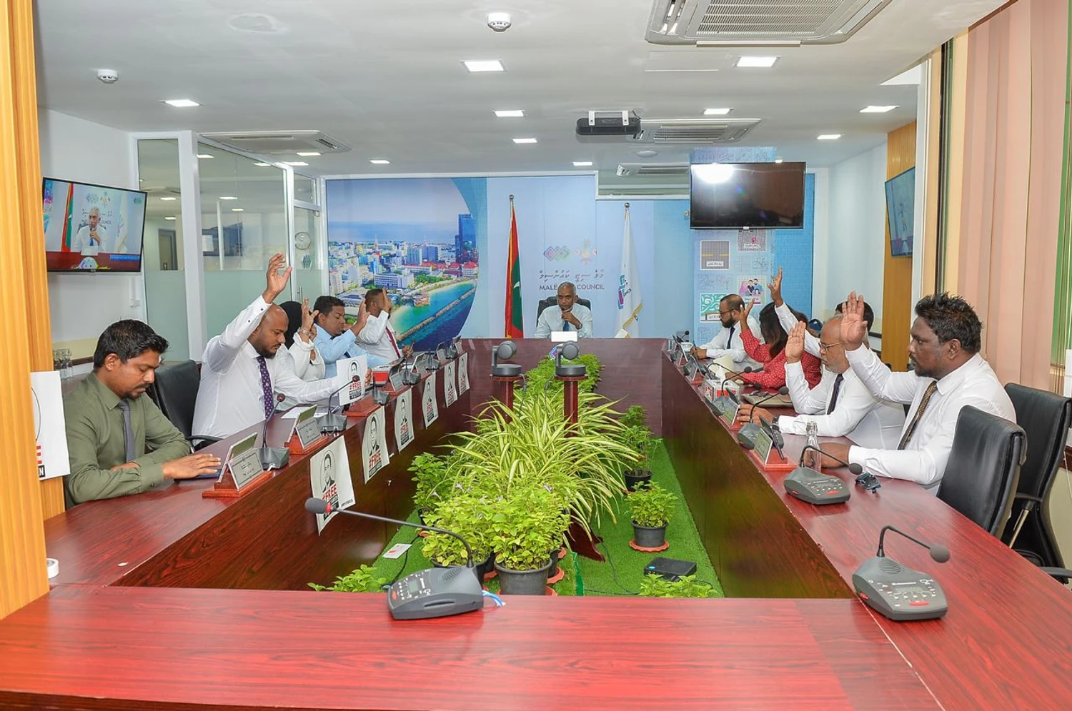 ޕޭ ޓޮއިލެޓެއް ހަދަން ދިން ތަނެއްގައި ހިންގާ ހޮޓަލެއް އެތަނުން ނަގަން ނިންމައިފި