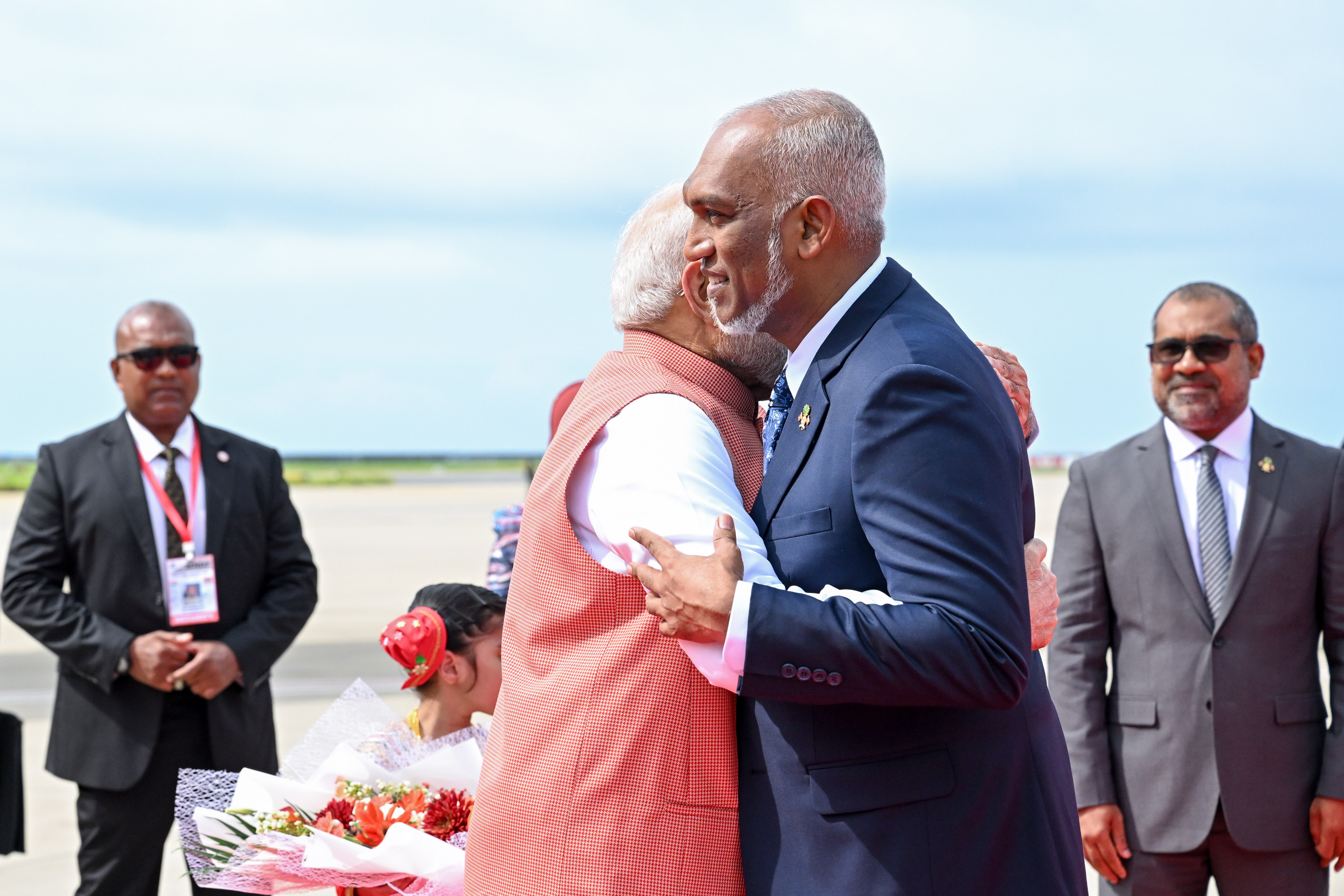 އަޅުގަނޑަށް މަރުހަބާ ކިޔަން ރައީސް މުއިއްޒު އެއަރޕޯޓަށް ވަޑައިގަތީތީ އުފާކުރަން: މޯދީ