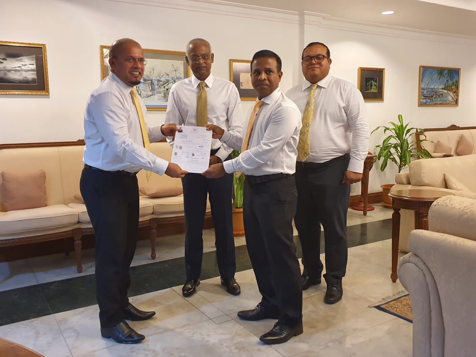 ޝަރީފް އެމްޑީޕީއަށް ސޮއިކުރައްވައިފި