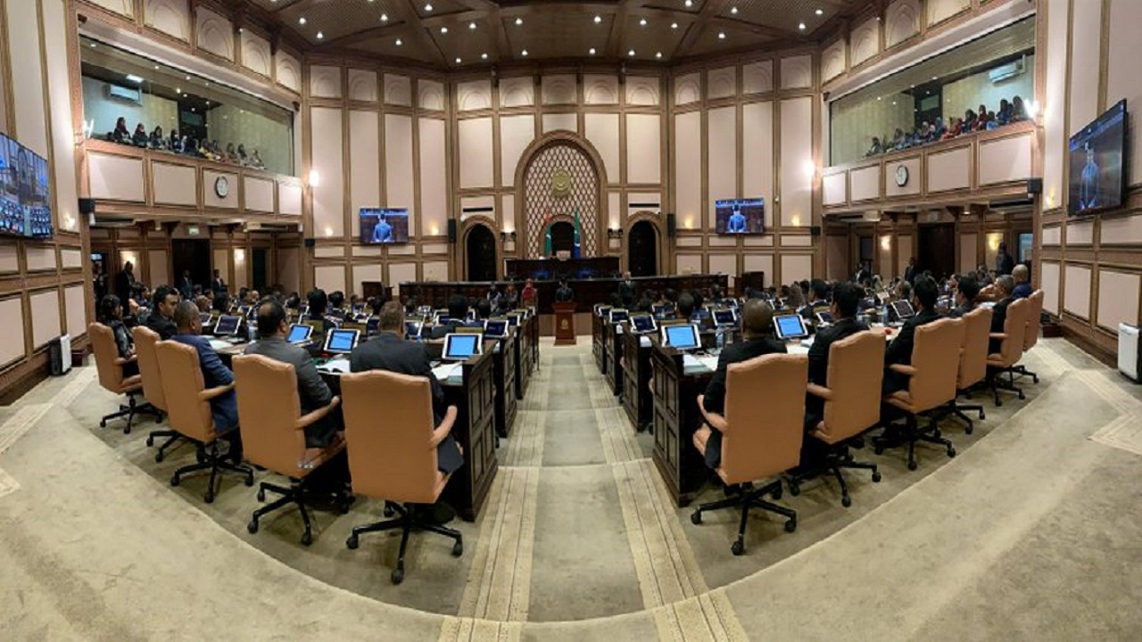 ރާއްޖޭގެ ބަރުލަމާނީ ތާރީޚުގައި އައު ޞަފްޙާއެއް؛ ސިޔާސީ ޕާޓީތައް ވަކިވަކިން މަޖިލީހުގެ ތަޅުމަށް