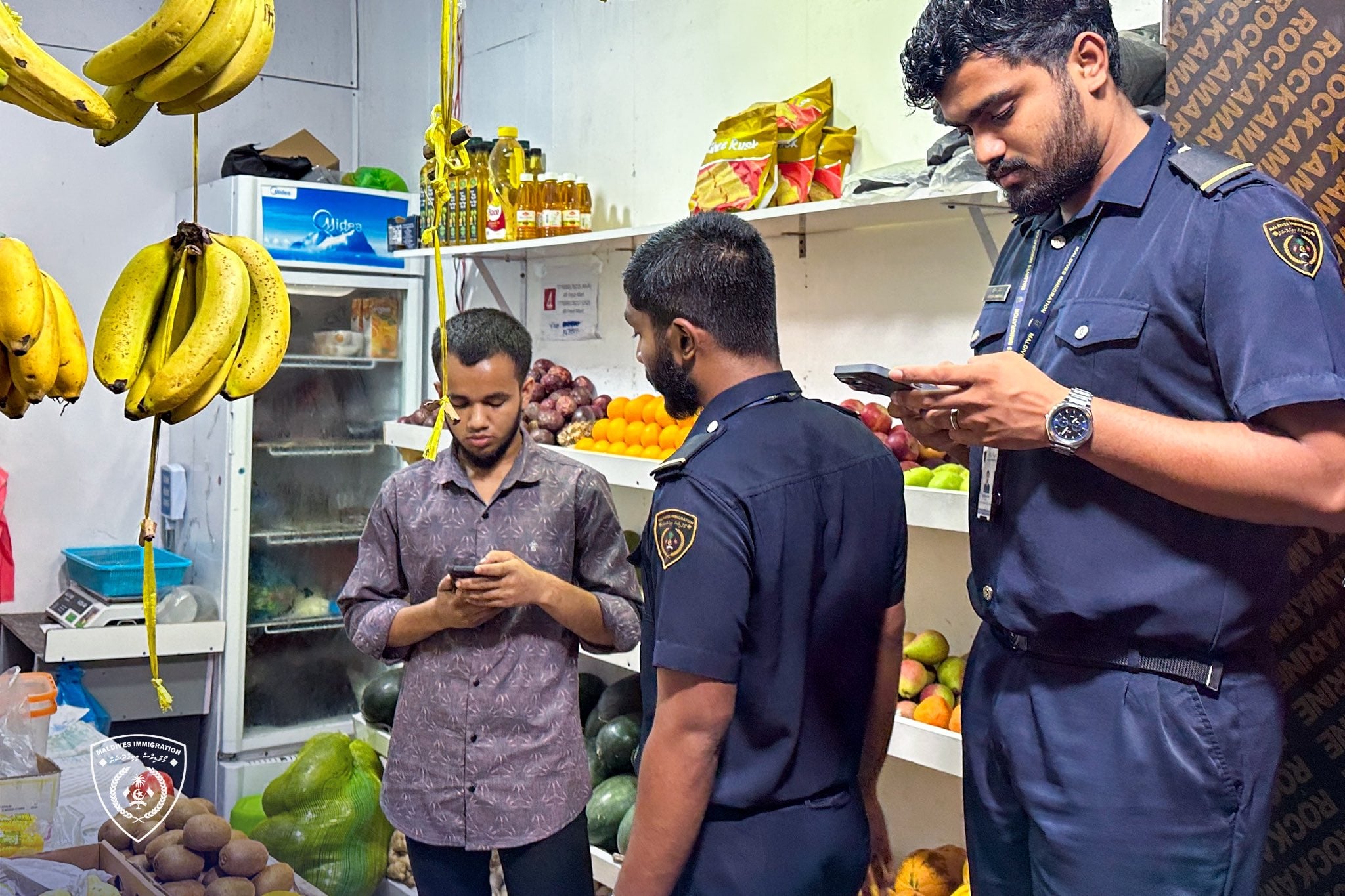 ފިހާރައެއްގައި ގަވައިދާ ހިލާފަށް މަސައްކަތްކުރަމުން ދިޔަ ބިދޭސީއަކު އަތުލައިގެންފި