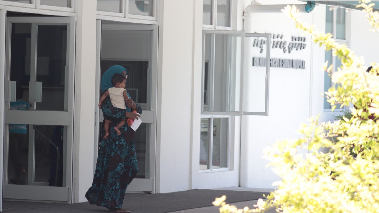 މަސްހިފަން މޫދަށް ފޭބި ކުޅުދުއްފުށީ މީހަކަށް މިޔަރެއް ހަމަލާދީފި؛ ފަރުވާއަށް މާލެ ގެންނަނީ