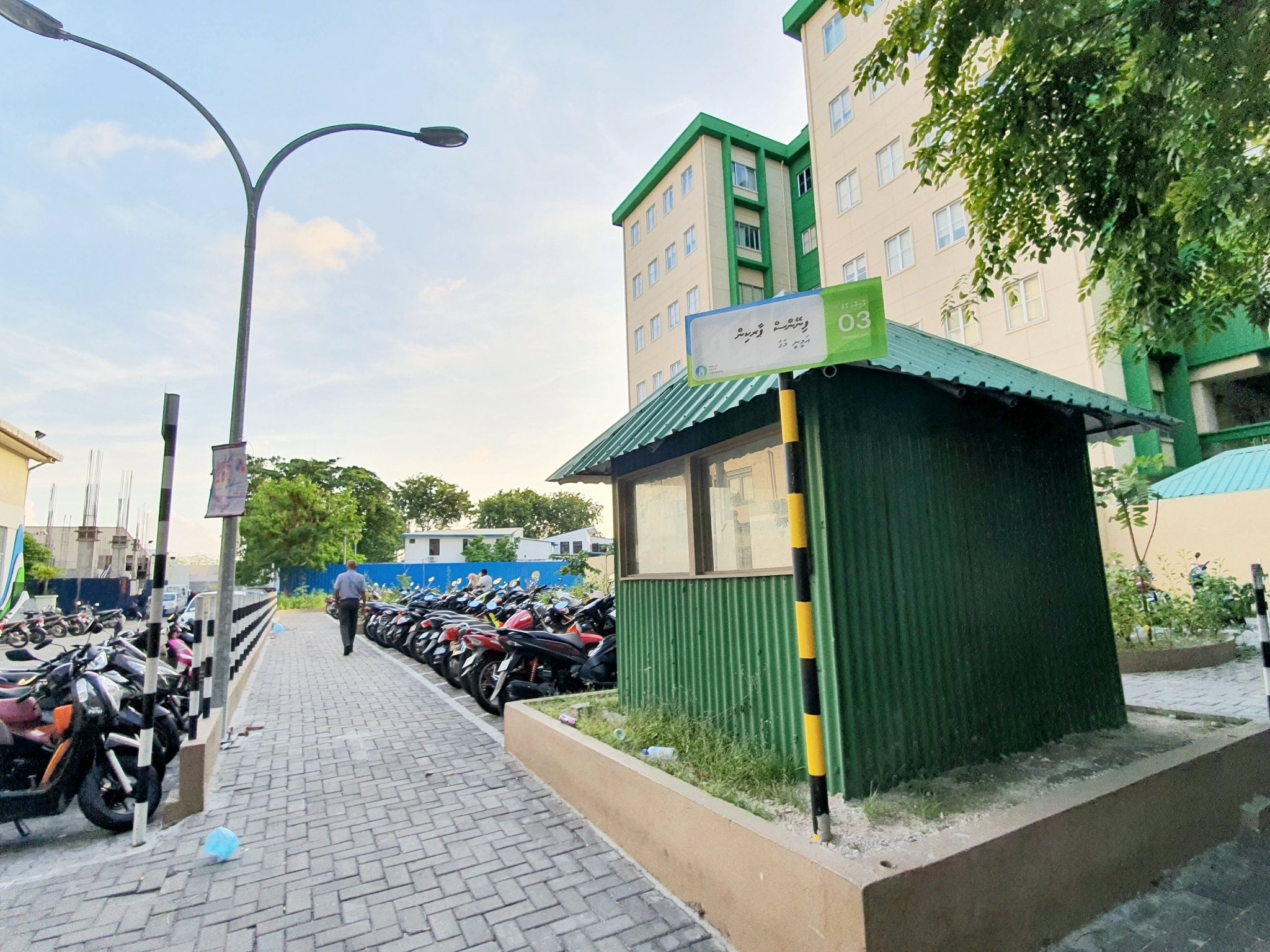 ޕާކިން ޒޯންއެއްގައި ހުރި ސައިކަލުތަކެއް ވަގަށް ނަގަން އުޅުނު މީހަކު ހައްޔަރުކޮށްފި