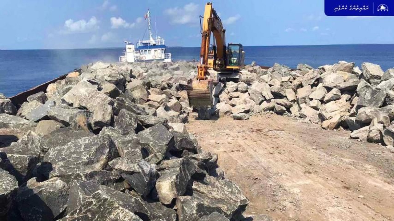 ލަންދޫ އެއްގަމުތޮށިލުމަށް ބޭނުންވާ ކޮންކްރީޓް ގައު އެތުރުމުގެ މަސައްކަތް ނިމިއްޖެ