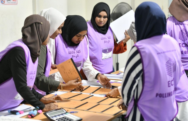 މާވަށުގެ ޖުމުލަ ނަތީޖާއަށް ވަކިގޮތެއް ނުނިމޭ؛ މިދަނީ މަޝްވަރާކުރަމުން: އީސީ