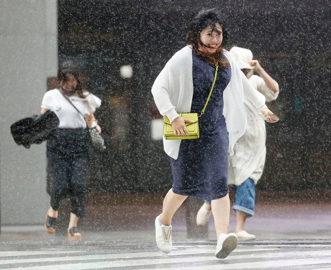 ޖަޕާނަށް ބާރުގަދަ ތޫފާނެއް; އެތައް ހާސް ބަޔަކު މަގުމަތިވެ ހާލުގައިޖެހިފައި