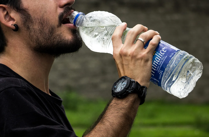 ޕްލާސްޓިކު ފުޅިން ފެން ބުއިމުން ލޭގެ ޕްރެޝަރު މަތިވޭ: ދިރާސާ